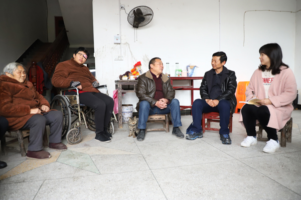 5深入农户听民意.JPG