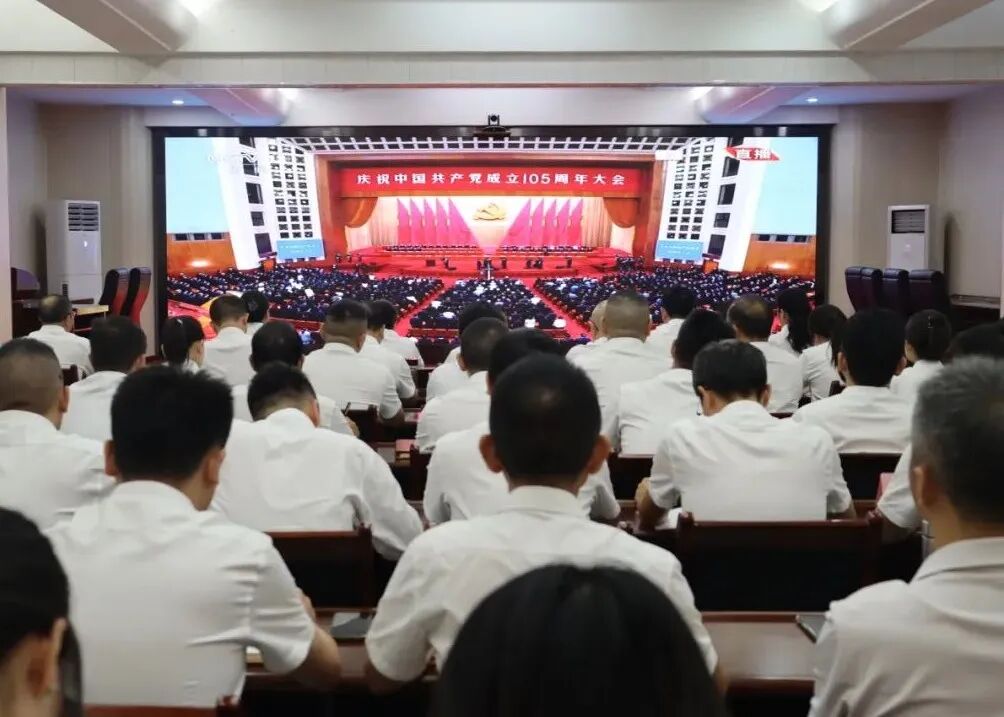 县纪委监委组织观看“七一勋章”颁授仪式 汲取