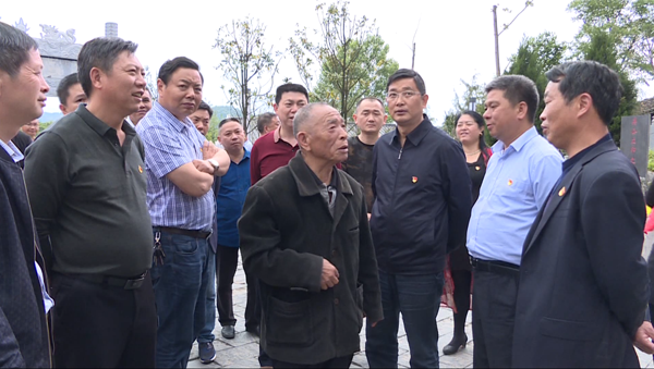 4、聆听革命先烈英勇事迹.png